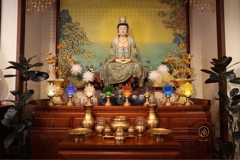 Nên chọn mẫu bàn thờ Quan Âm đứng hay ngồi để thờ tại nhà? 1 Image5