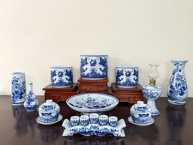Hướng dẫn xác định vị trí bát hương trên bàn thờ gia tiên 9 co-nen-dung-3-bat-huong-tren-ban-tho-khong